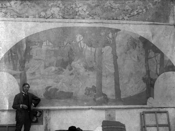 Visconti com o painel lateral do foyer do Theatro Municipal do Rio de Janeiro, recém concluído em 1915