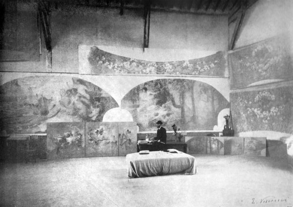 Visconti no atelier da Rue Didot, com os painéis do foyer e as pinturas desaparecidas (ao alto e à direita) que seriam para as arcadas da sala de espetáculos do Theatro – 1915
