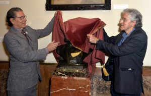 Fernando Bicudo, Presidente do Theatro Municipal, e Tobias Visconti, Presidente do Instituto Eliseu Visconti, descobrem o busto na cerimônia de reinauguração