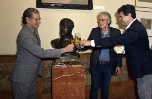 Fernando Bicudo, Tobias Visconti e Roberto Hirth brindam o busto de Visconti. Roberto conduziu os entendimentos entre o Theatro e o Instituto para o retorno do busto ao seu lugar de direito.