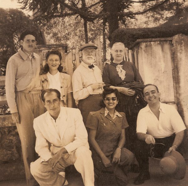 Visconti e Louise com suas noras Yvonne (de pé ao lado de Tobias) e Elia, esposa de Afonso, agachada ao centro. Afonso foi o fotógrafo. - c.1940