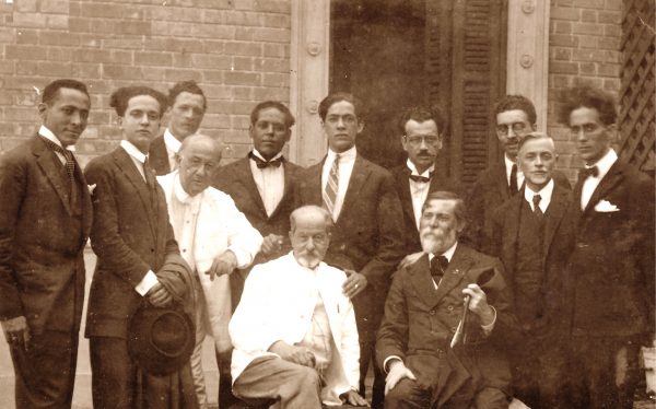Visconti com os irmãos Bernardelli, Marques Júnior e outros alunos da Escola Nacional de Belas Artes - c.1924