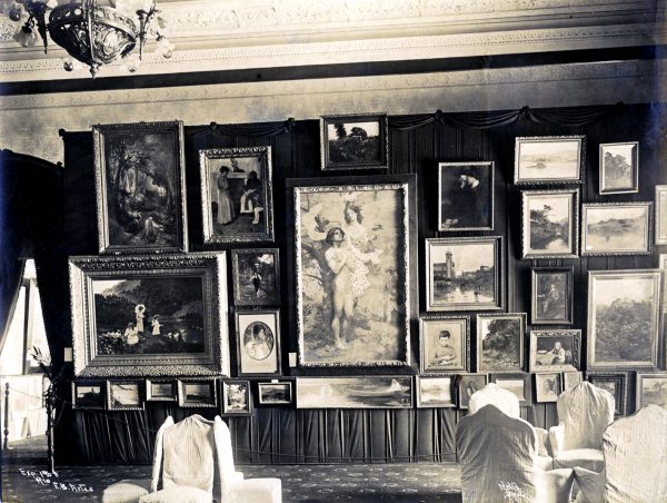 Duas obras de Visconti, "Recompensa de São Sebastião" e "A carta", aparecem nesta foto da Seçao de Bellas Artes da Exposição Nacional de 1908