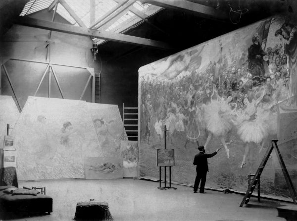 Visconti com o pano de boca no atelier em Paris - 1907