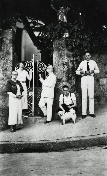 Família Visconti no portão de sua casa - c.1940