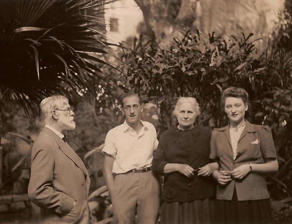 Visconti com Afonso (filho), Louise (esposa) e Yvonne Stourdze (nora) – c.1942