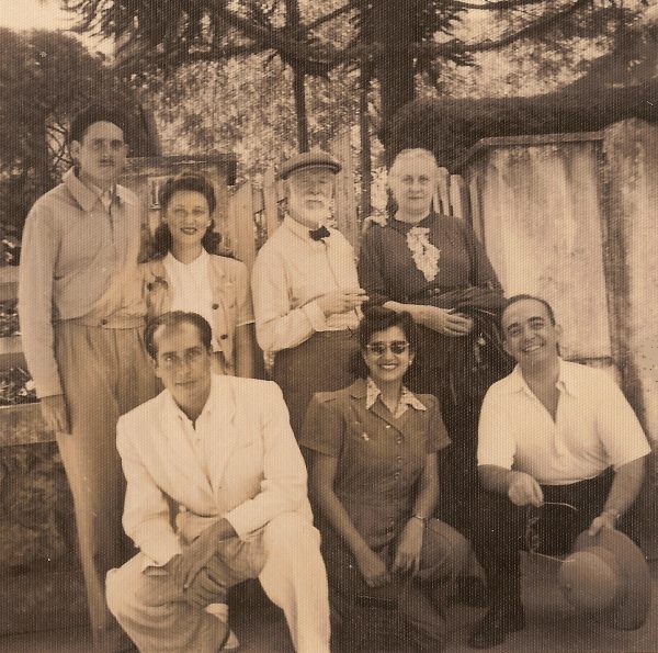 Visconti com a família no portão de sua casa em Teresópolis – c.1941