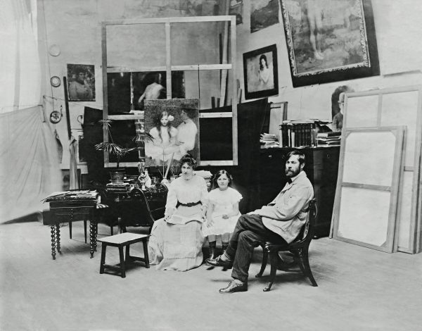Visconti com sua Família em seu ateliê da Av. Mem de Sá – 1909