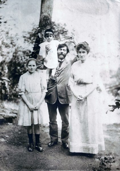 Visconti com a família – Seu filho Tobias nos ombros - c.1912